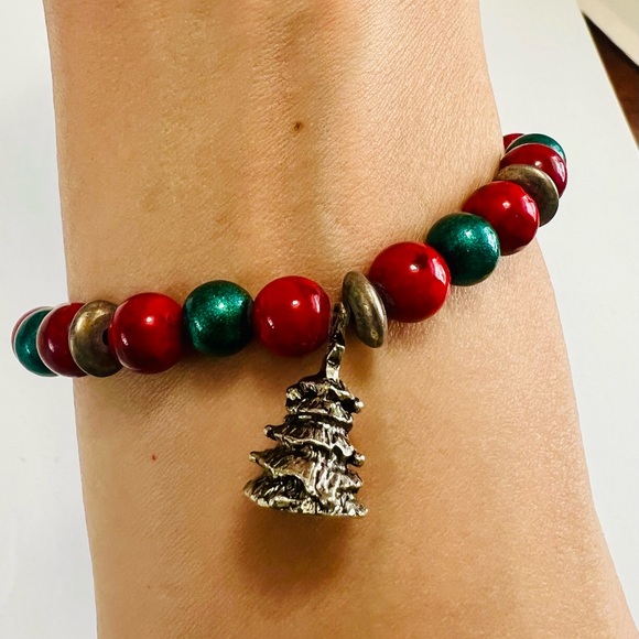 Beaded Elastic Christmas Bracelet with Tree Charm, New - Picture 1 of 5